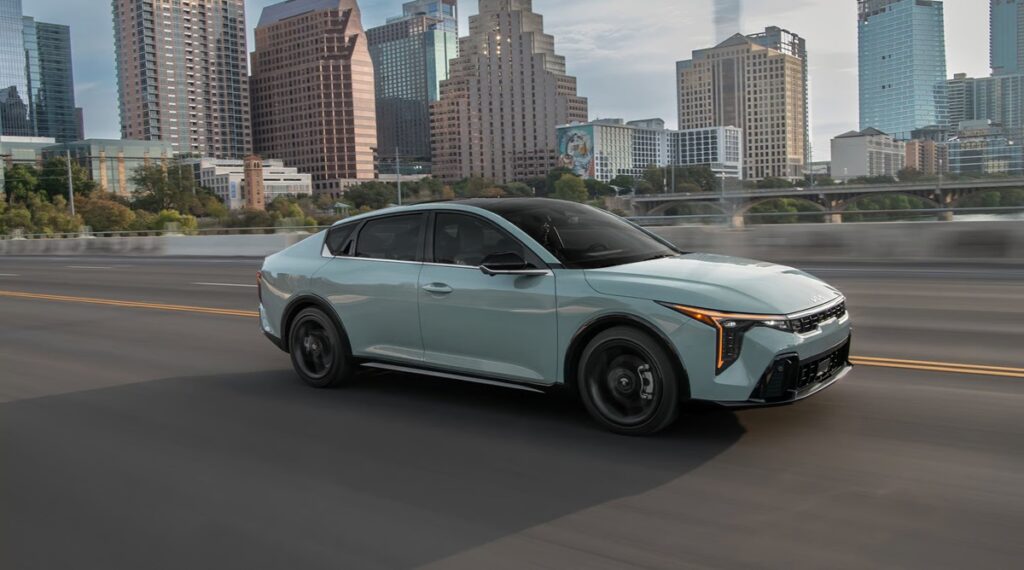Los 5 sedanes del 2026 que los jóvenes conductores deberían considerar antes que un SUV